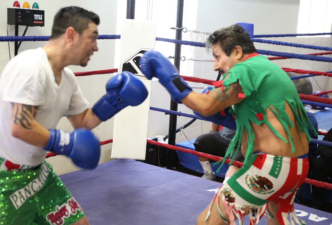 Así pagó la apuesta El Feo a Raúl 'El Pelón' después de la derrota de Julio César Chávez Jr.