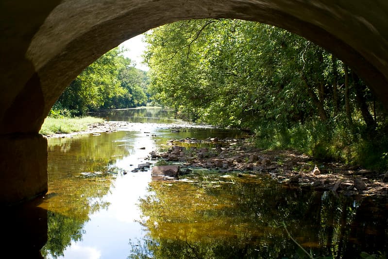 Evansburg State Park se encuentra en el sur del condado de Montgomery, entre Norristown y Collegeville. Evansburg ofrece un área significativa de espacios verdes y relativa soledad en un área urbanizada.
<br>
<br>Su principal característica natural, el Skippack Creek, ha diseccionado la tierra en crestas y valles que crean sensaciones de recintos y proporcionan vistas panorámicas.
<br>
<br>