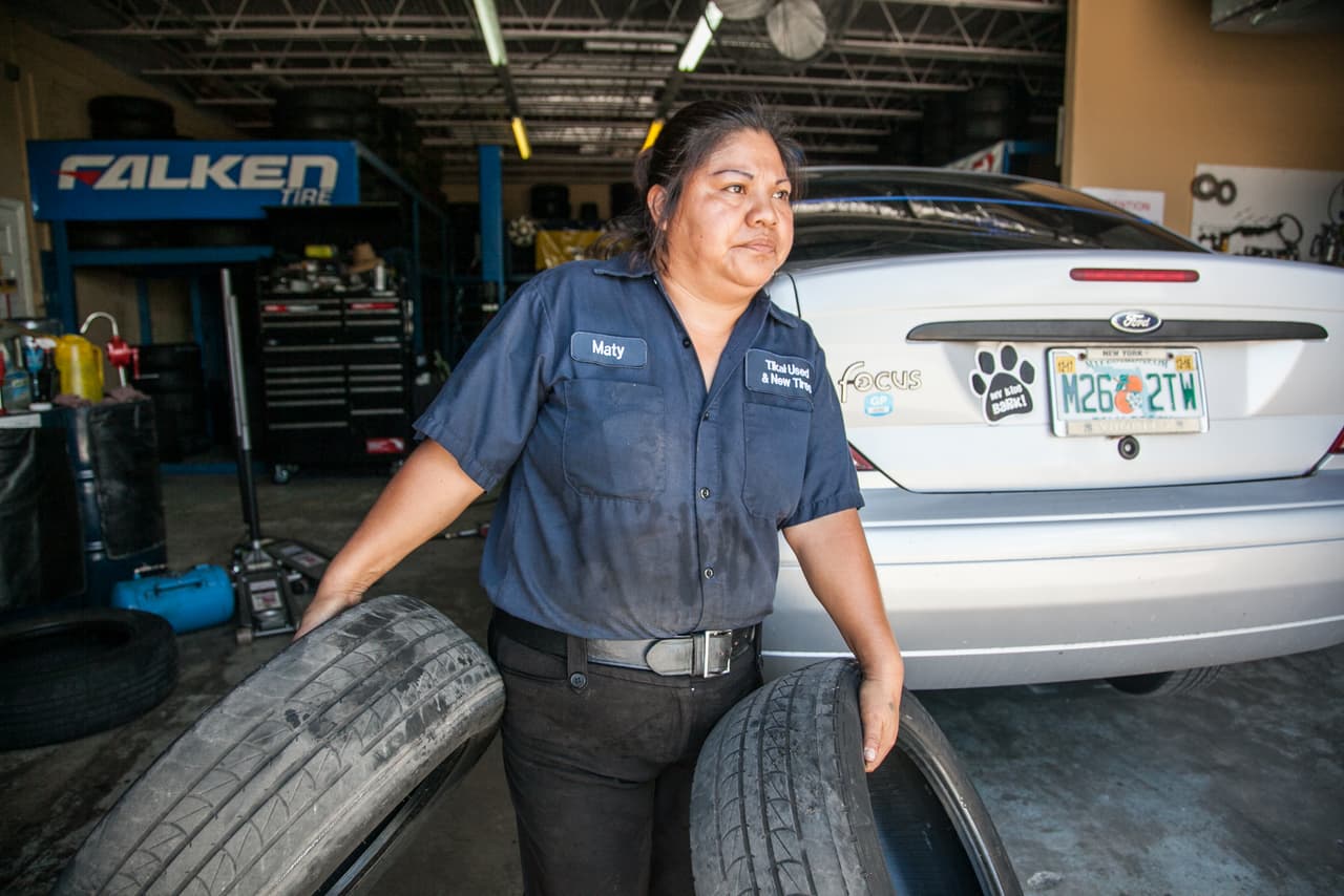 El 8 de marzo fue un día fatídico para la familia de Maty M, una guatemalteca de 42 años. Una cita en inmigración para renovar su permiso de trabajo acabó con su marido enviado a un centro de detención y ella con un grillete electrónico. Pero la mujer decidió que tenía que seguir luchando para sacar adelante a su hijo Jimmy, de 13 años, y se puso al frente del negocio que montó junto su marido: un taller de llantas.