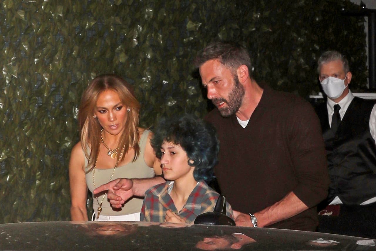 La revista People informó que en la reunión por el cumpleaños del protagonista de 'Batman', la actriz le obsequió a las hijas de su novio, Violet y Seraphina, unos collares que eligió junto a su hija Emme en una joyería de Brentwood.