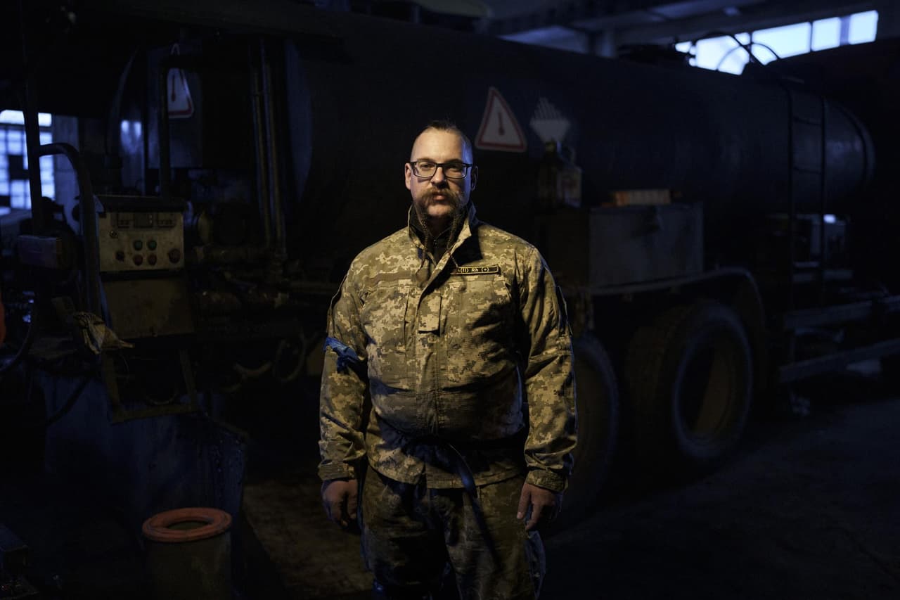 Anton Grom, un director de televisión de 37 años, dice que tiene amigos en lugares ocupados, otros que perdieron sus hogares y algunos que no sabe si están vivos, por lo que
<b> se unió a la lucha con su esposa</b>, dejando a su hijo de 11 años con su abuela para defender a Ucrania.