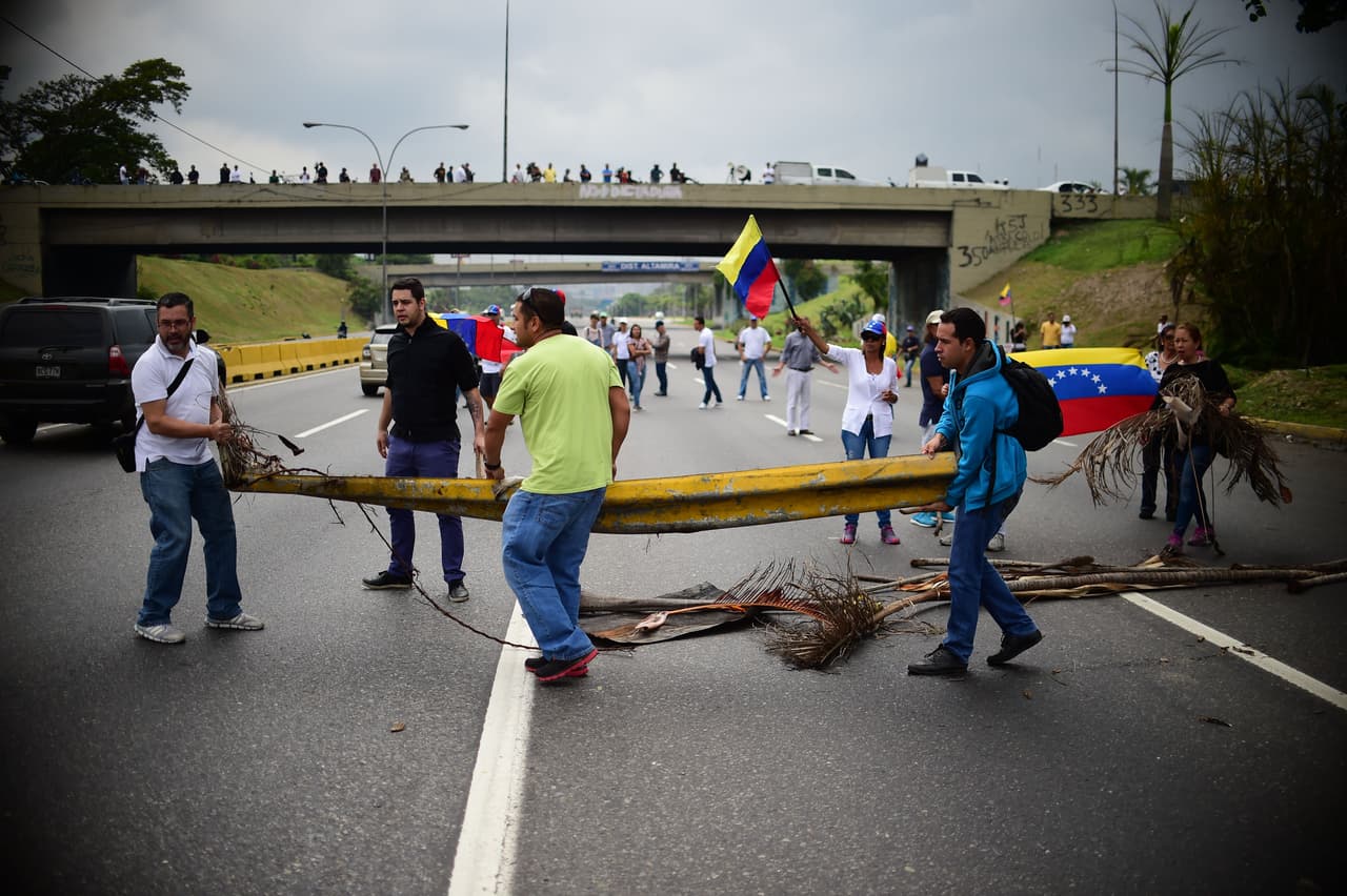 Un pedazo de barda protectora de la autopista fue sacada de su base para trancar el paso de los carros.