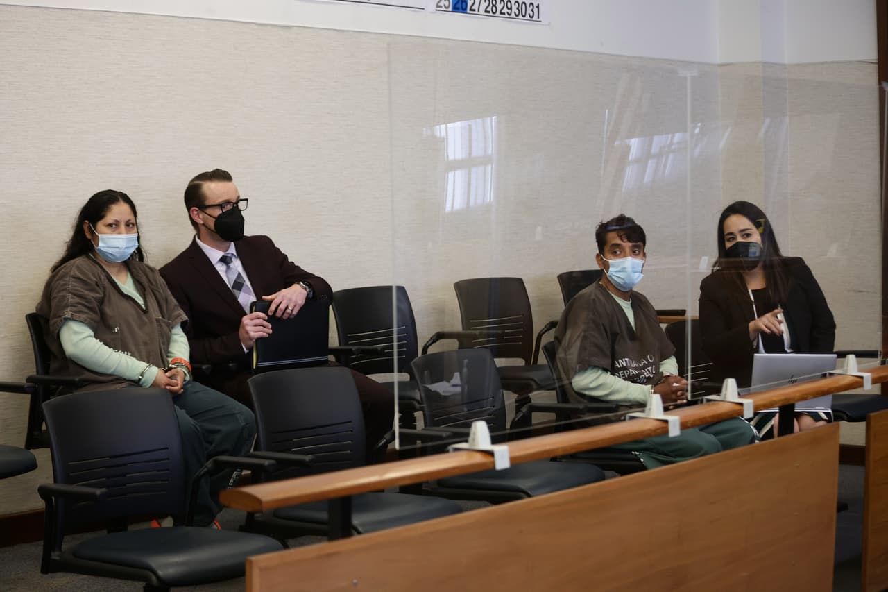 Según los fiscales, Yesenia Ramírez y José Portillo 
<a href="https://www.univision.com/local/san-francisco-kdtv/cronologia-secuestro-bebe-brandon-cuellar">habían intentado robarse al bebé en al menos tres ocasiones</a> antes de tener éxito. En una de ellas, Portillo se hizo pasar por empleado de los Servicios de Protección Infantil (CPS, por sus siglas en inglés) y se presentó a la casa de la familia exigiendo que le entregarán al menor "porque sus padres no lo estaban cuidando como debían". En la imagen, los sospechosos durante su primer audiencia ante un juez.