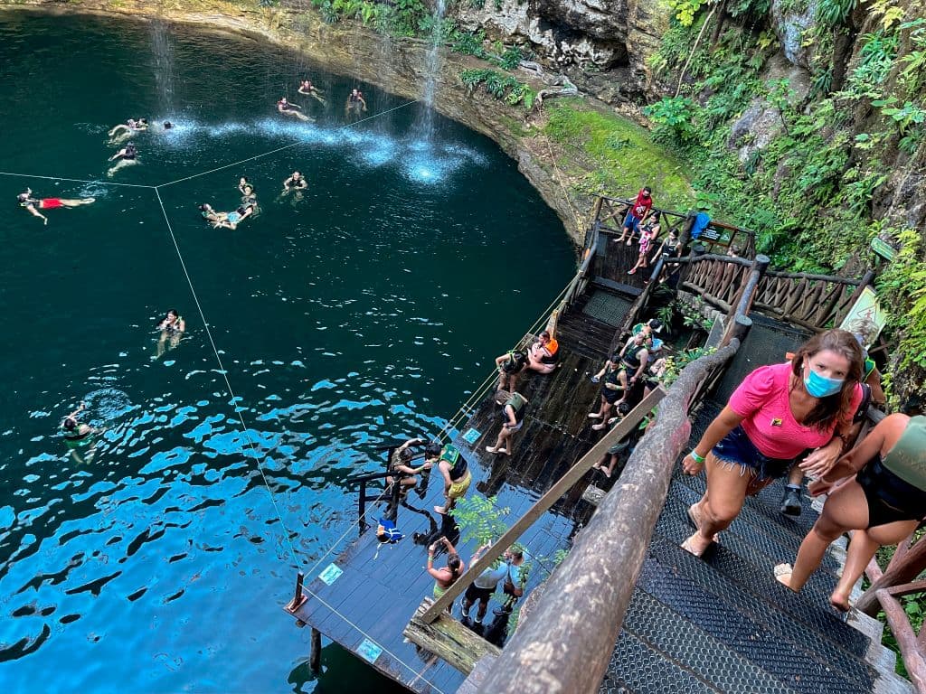 El Departamento de Estado advirtió que su gobierno tiene una capacidad limitada para proveer servicios de emergenia a ciudadanos estadounidenses en muchas áreas de México, por lo que, si a pesar de las advertencias decide viajar a ese país, aunque sea a otras regiones, recomiendan ver las indicaciones del consulado con respecto a la pandemia, crear un plan de contingencia, evitar carreteras interiores y viajar solo de noche, entre otras recomendaciones.