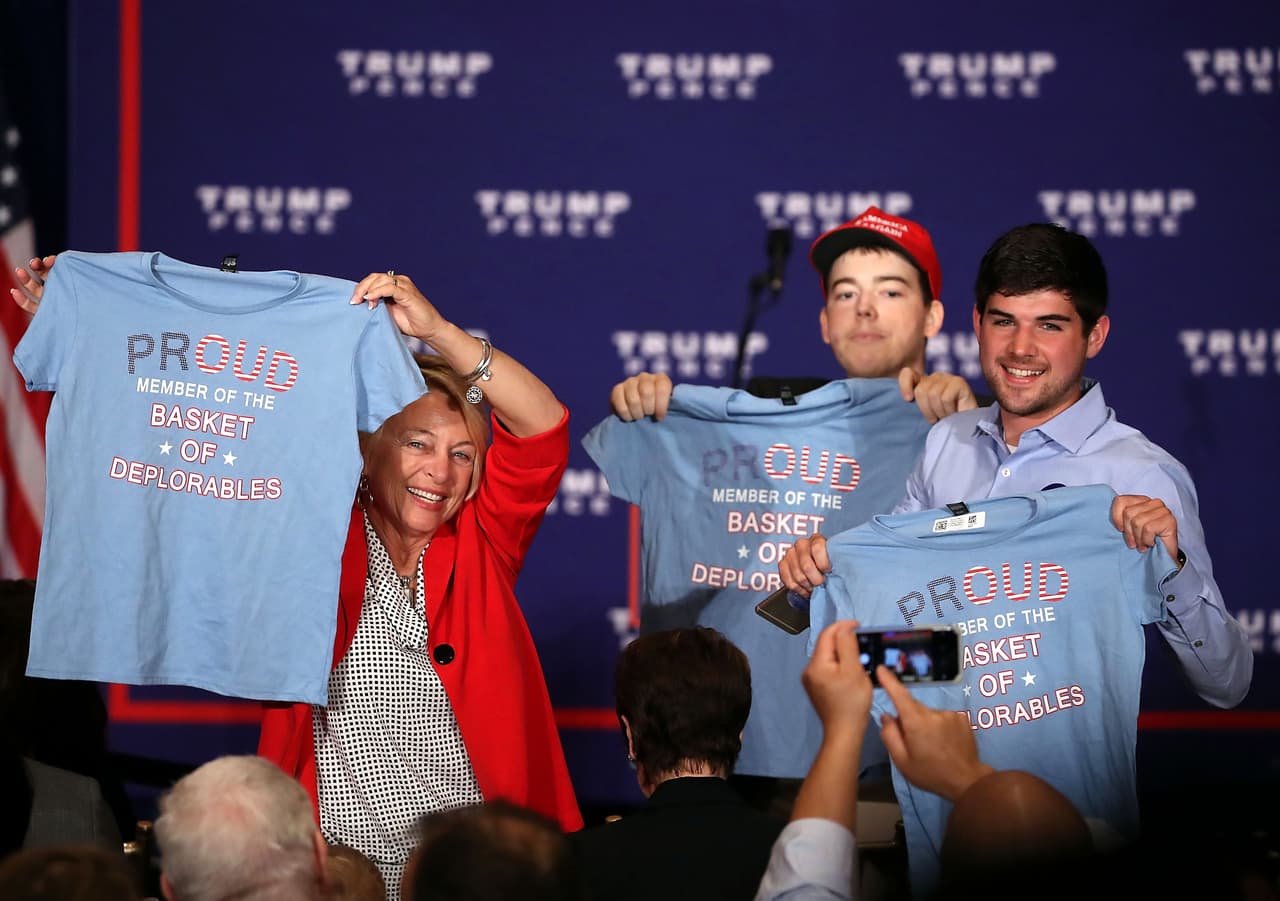 "
<b>Yo sí soy deplorable, ¿y tu?" - </b>"Miembro orgulloso de la canasta de deplorables".
<b><a href="http://www.univision.com/noticias/elecciones-2016/deplorables-y-orgullosos-los-seguidores-de-trump-usan-el-insulto-de-hillary-clinton-contra-ella" target="_blank">Los seguidores de Trump se apropiaron así de unas desafortunadas declaraciones que hizo Hillary Clinto</a></b>n frente a donantes, cuando calificó a la mitad de los simpatizantes de su rival como "una canasta de deplorables". La demócrata se refería a que muchos de sus seguidores estaban de acuerdo con los comentarios racistas o misóginos de Trump.