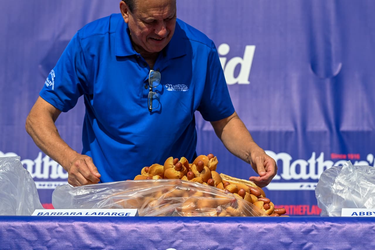 Los perros calientes se colocan en la mesa de competencia todos ordenados para cada concursante.