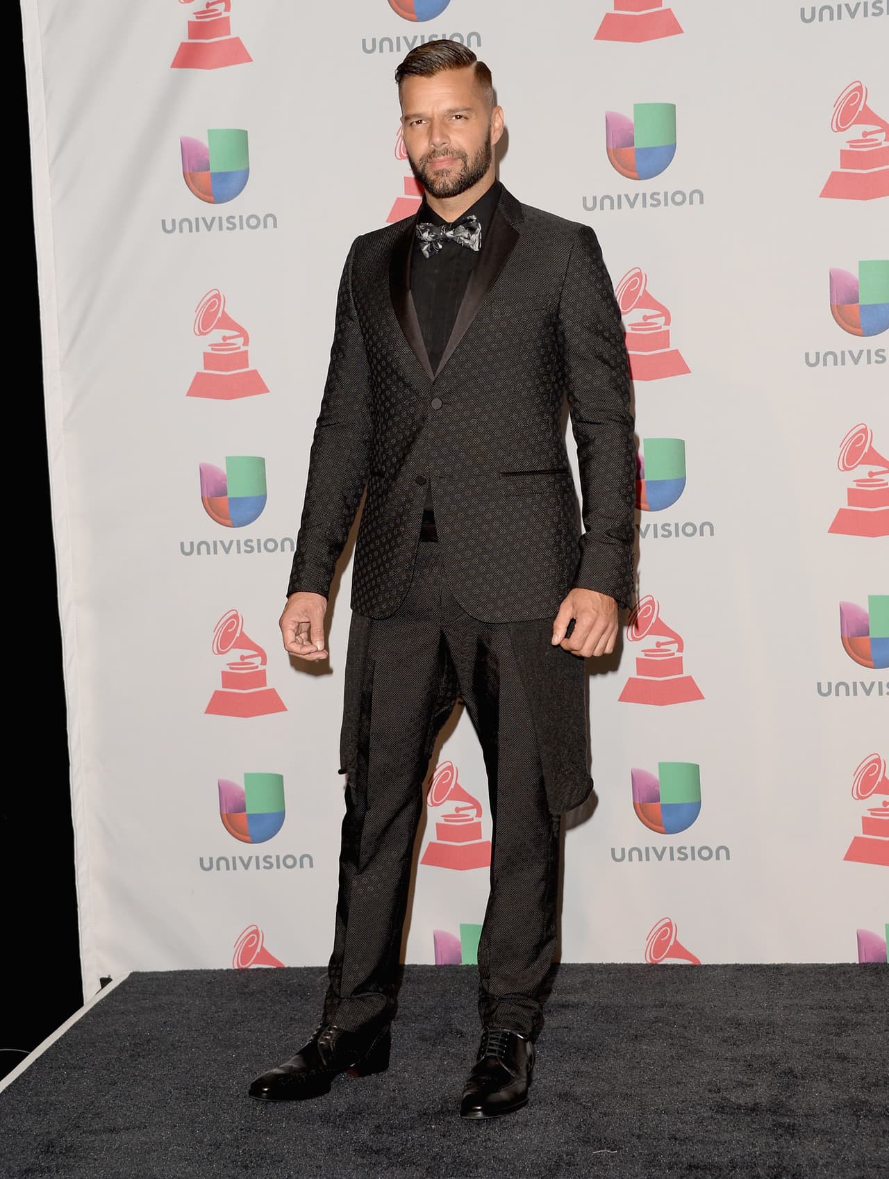 La barba y el cabello son algo que también destacan en el intéprete de 'La mordidita'. Además de pulcritud, siempre busca incorporar detalles en su look, como este moño con textura.