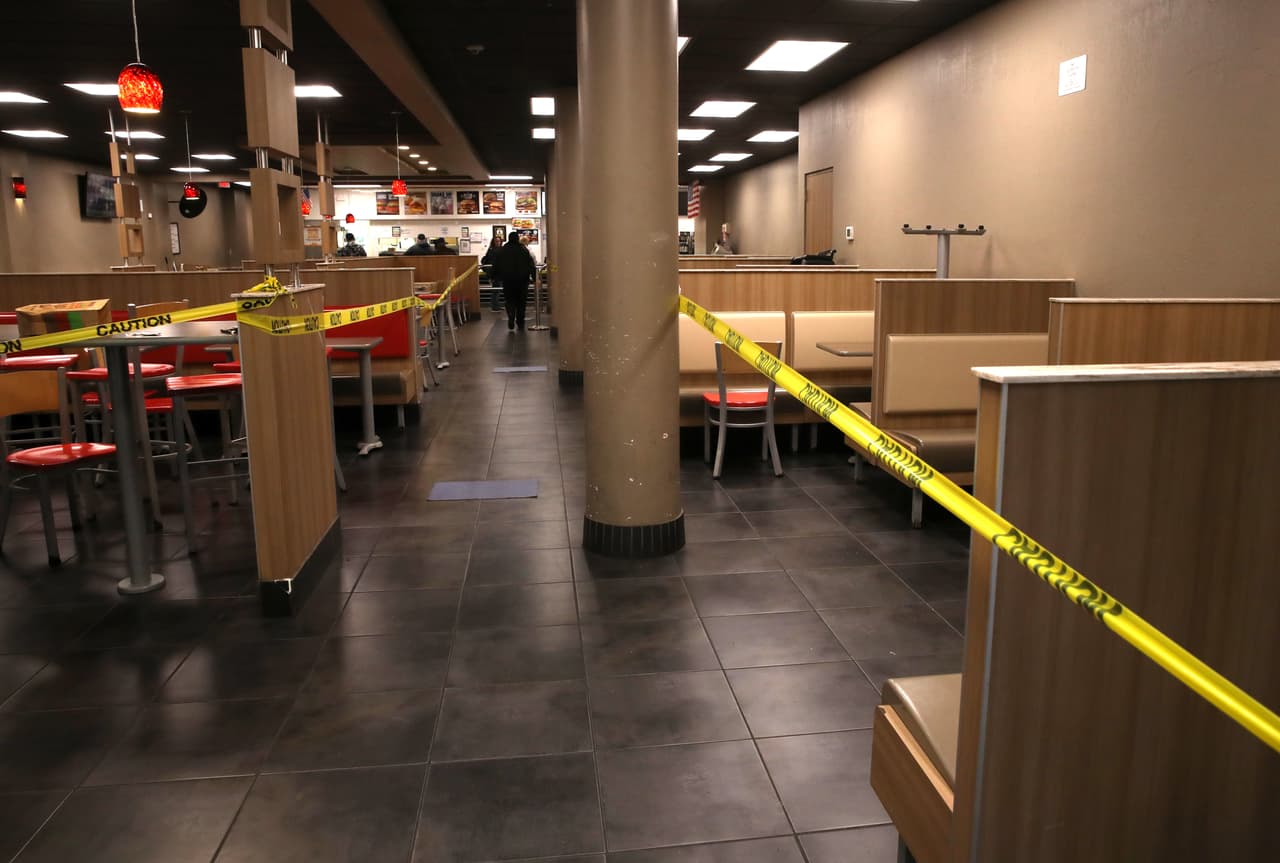 <b>Servicio de comida.</b> Las principales ciudades han ordenado a los restaurantes que solo ofrezcan opciones de comida para llevar como medida preventiva. Esto podría poner en peligro miles de millones en salarios para los empleados, muchos de los cuales trabajan por hora y propinas. El fin de semana del 14 de marzo, los restaurantes en la mayoría de las principales ciudades del país informaron una disminución en la ocupación de entre el 30% y el 64%. Más de 10 millones de estadounidenses trabajan en esta industria.