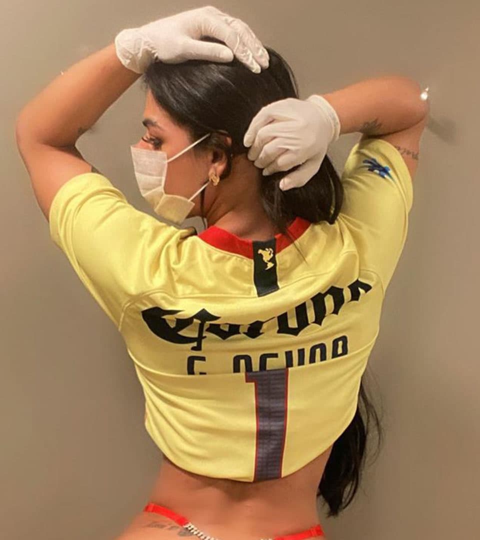 Su amor por Memo Ochoa no solo lo demuestra fotografiándose con la camiseta de él, sino también enviándole corazones en Twitter, cuando el Club América publica una foto de él.