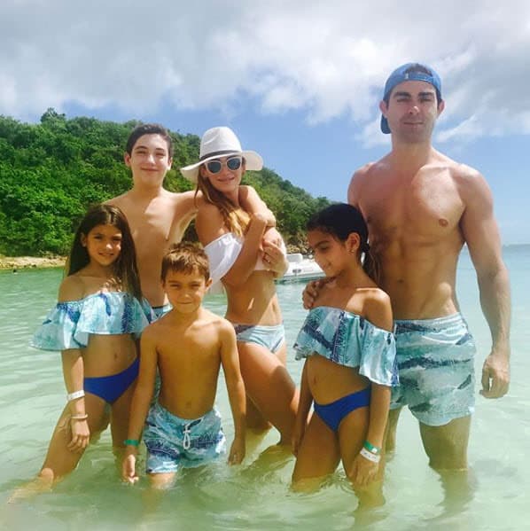 <b><a href="https://www.univision.com/shows/despierta-america/a-ernesto-dalessio-no-le-importa-que-el-mundo-se-entere-de-los-escandalos-y-excesos-de-su-madre-video">Ernesto</a></b> es un feliz padre de familia, tiene cuatro hijos: "Dios yo quiero seguirte a ti porque mis hijos quieren seguirme a mi", escribió en Instagram.