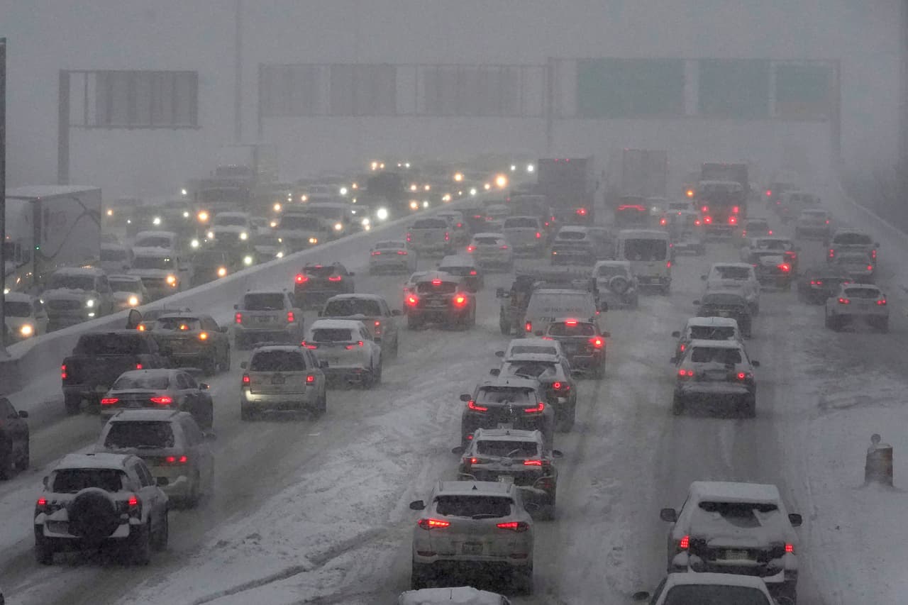 Los autos transitan por una peligrosa autopista nevada en Chicago, el 2 de febrero. La tormenta ha abarcado una franja territorial de más de 2,000 millas desde el sur hasta el noreste y dejó sin electricidad a más de 100,000 hogares.