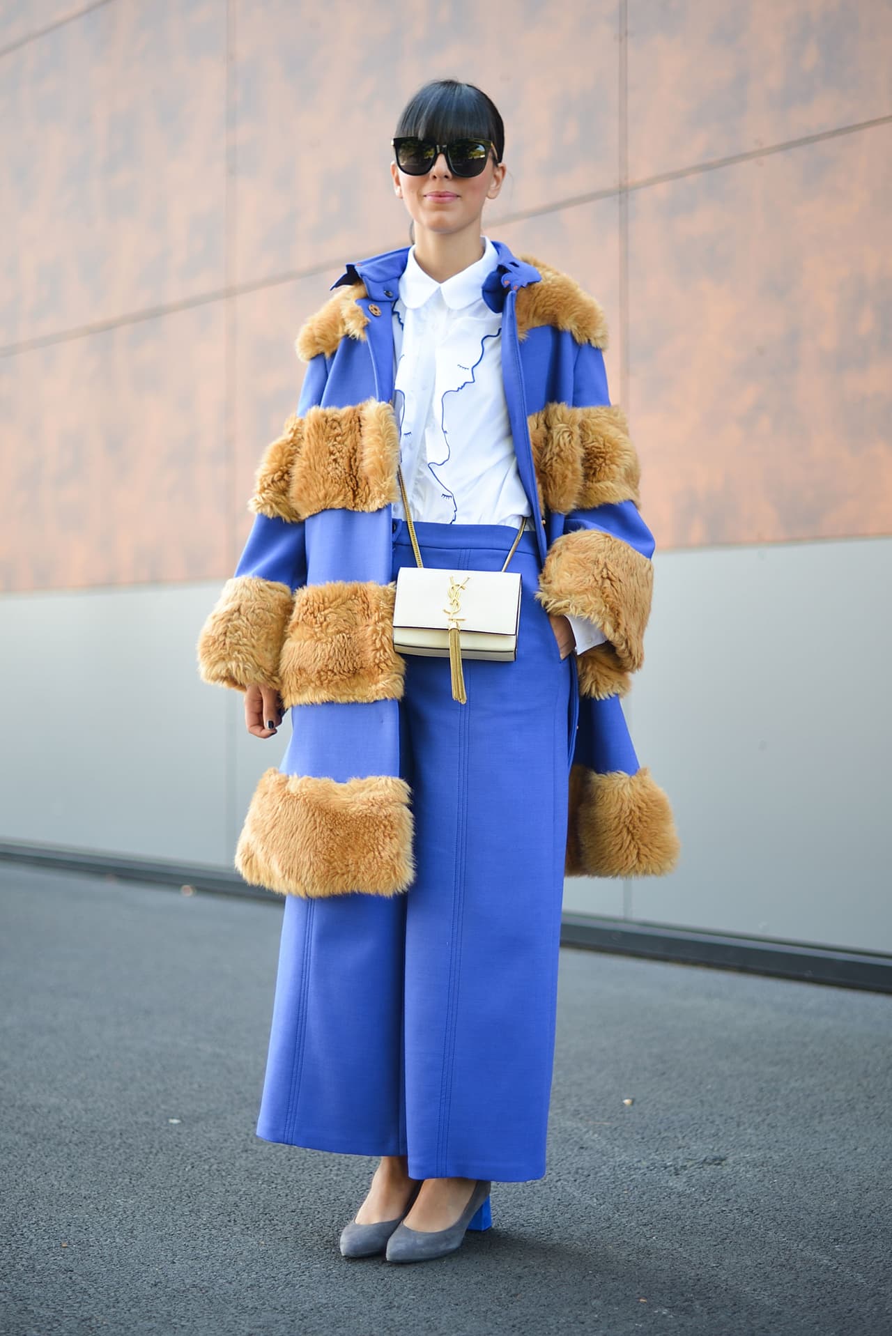 Muchas suelen pensar que estos son los pantalones menos favorecedores de todos, pero en realidad, si buscan unos altos de tiro, es decir, que se trepen hasta la cintura y los combinan con gracia pueden obtener de ellos sorprendentes resultados al momentos de hacerlas ver más ligeras.