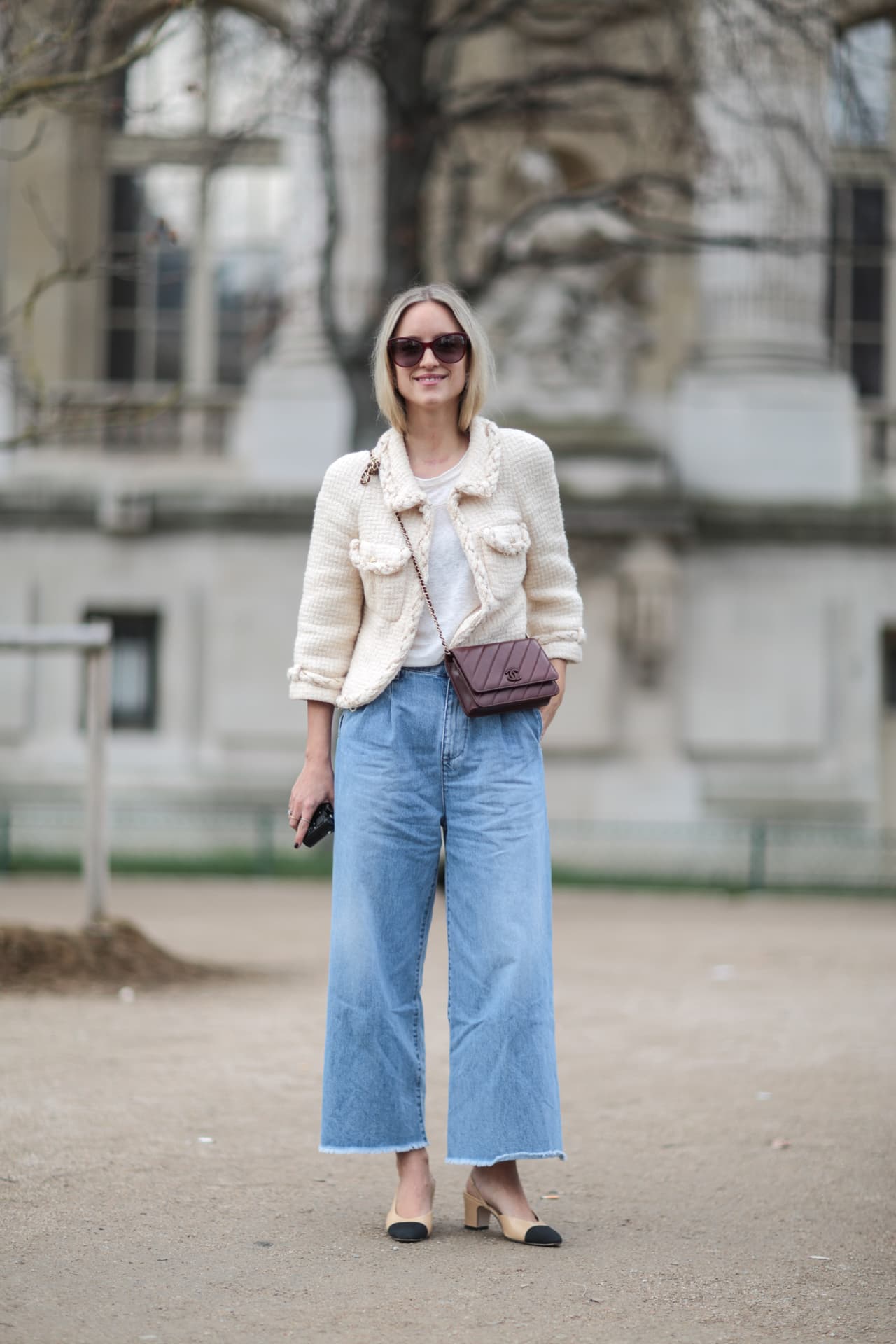 Por fin los jeans tipo pitillo parecen abrirle espacio a nuevos modelos. Estos jeans muy a la cintura, con las piernas amplias y descubriendo el tobillo parecen la encarnación de todo lo que los diseñadores nos han querido heredar para esta temporada de frío.