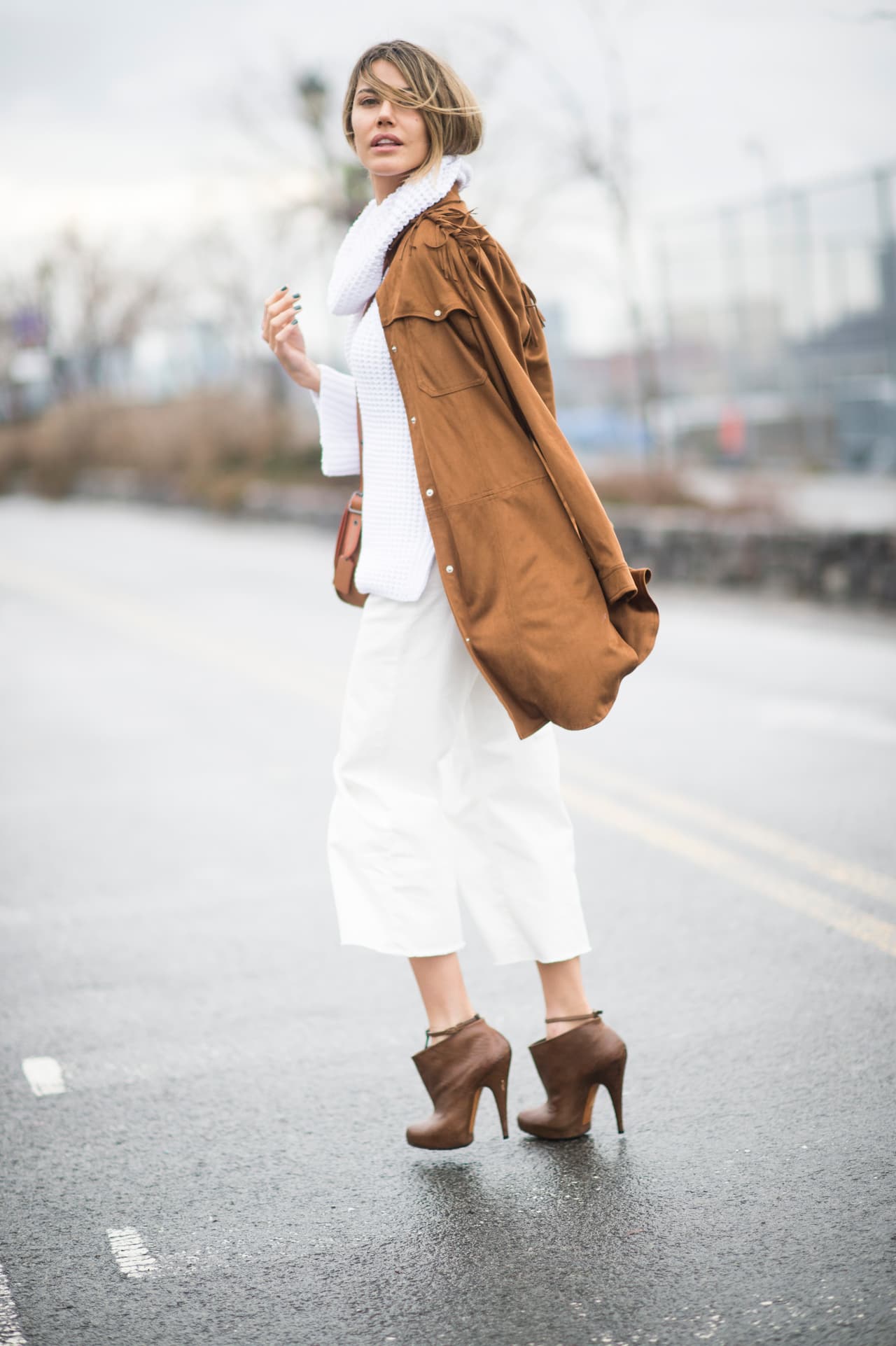 Estos pantalones por ser cortos -arriba de los tobillos- se conocen más como "culottes". Son más arriesgados pero cumplen con la premisa de que en esta temporada es mejor llevarlos anchos, bien anchos. Funcionan muy bien con botines de caña corta.