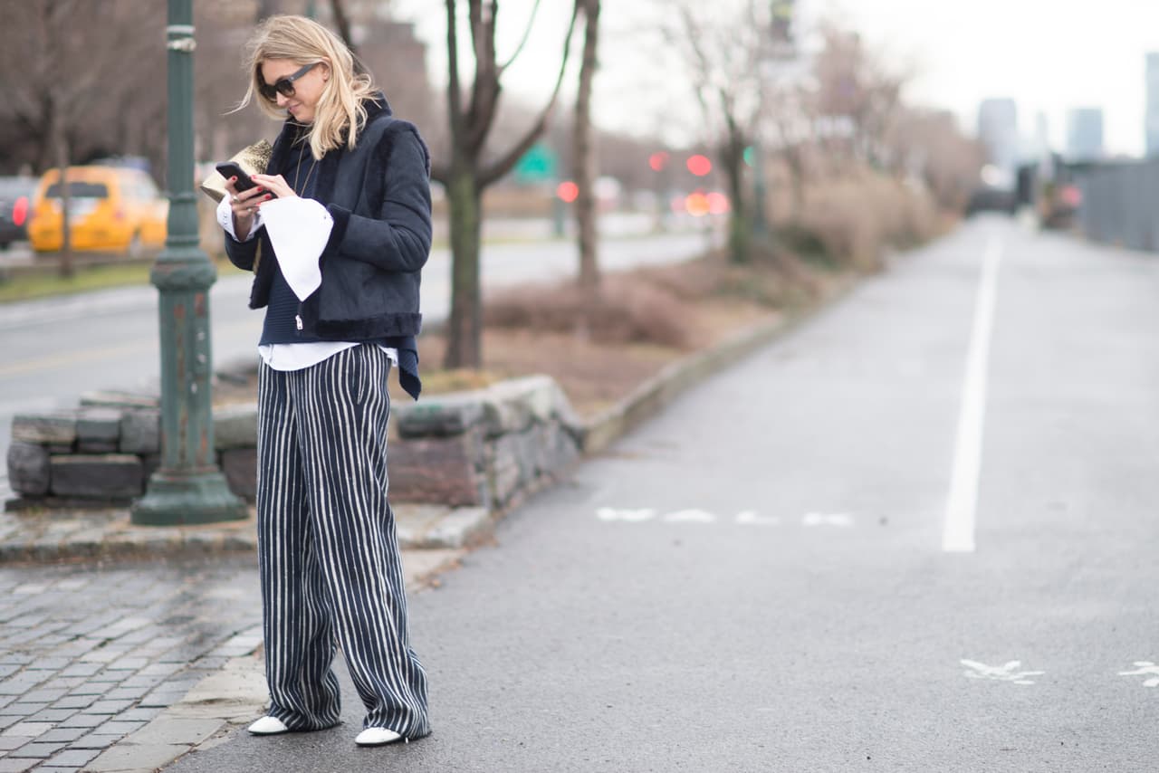 No hay que tener miedo a dejar que la ropa "oversize" se tome el clóset. En esta estación las líneas son sueltas y grandes por eso los "pallazzo" se ajustan tan bien. Búscalos como estos, en rayas verticales que acentuaran la sensación de que tus piernas se alargan.