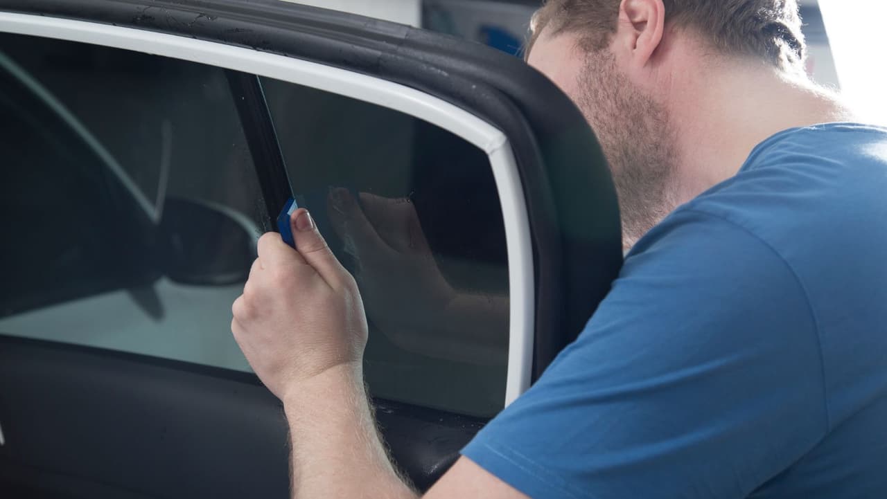 <b>Polarizado de ventanas: </b>No se permite el tinte del parabrisas. Las ventanas delanteras, traseras y traseras deben permitir el paso de más del 70 % de la luz
<br>