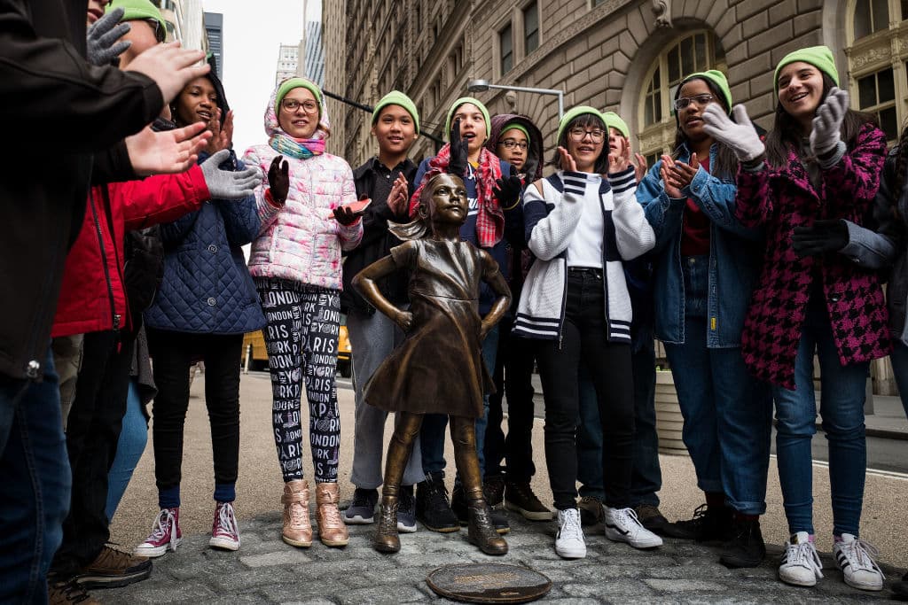 Varias niñas decidieron cantar 'Hallelujah' de Leonard Cohen rodeando a la 'niña desafiante', obra de la artista Kristen Visbal. (Getty Images)
