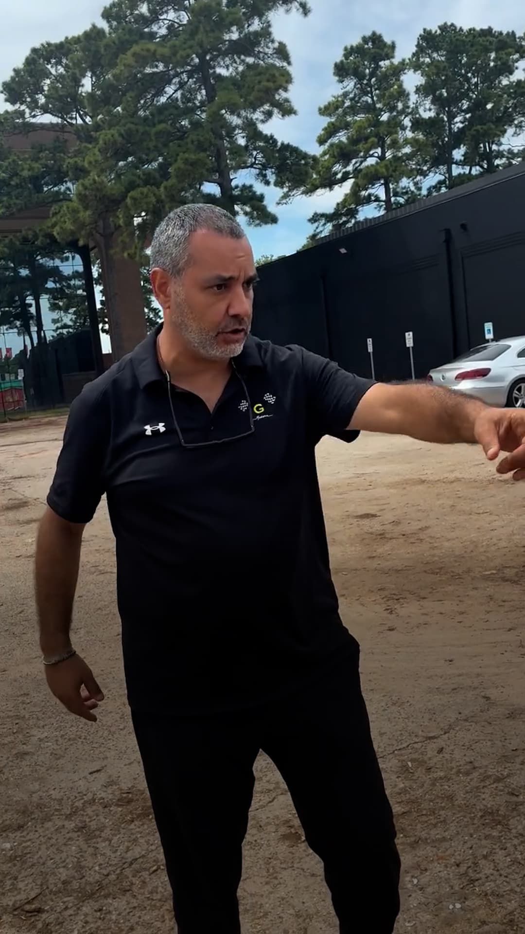 Un hombre amenaza con llamar a ICE para no pagar