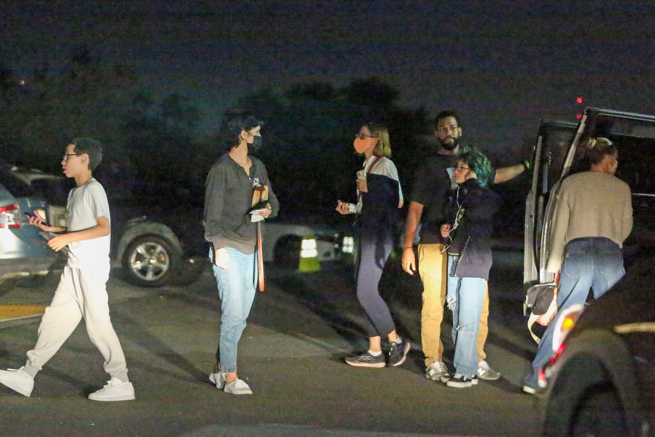 Junto a sus hijos, se fueron al cine en jeans, suéter y zapatillas deportivas. 
<br>