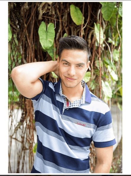 En el mundo del espectáculo lo conocemos como Vadhir Derbez, pero su nombre real es Vadhir Alejandro González Torres y es hijo del comediante Eugenio Derbez, quien nos hace reír como Ludovico P. Luche.