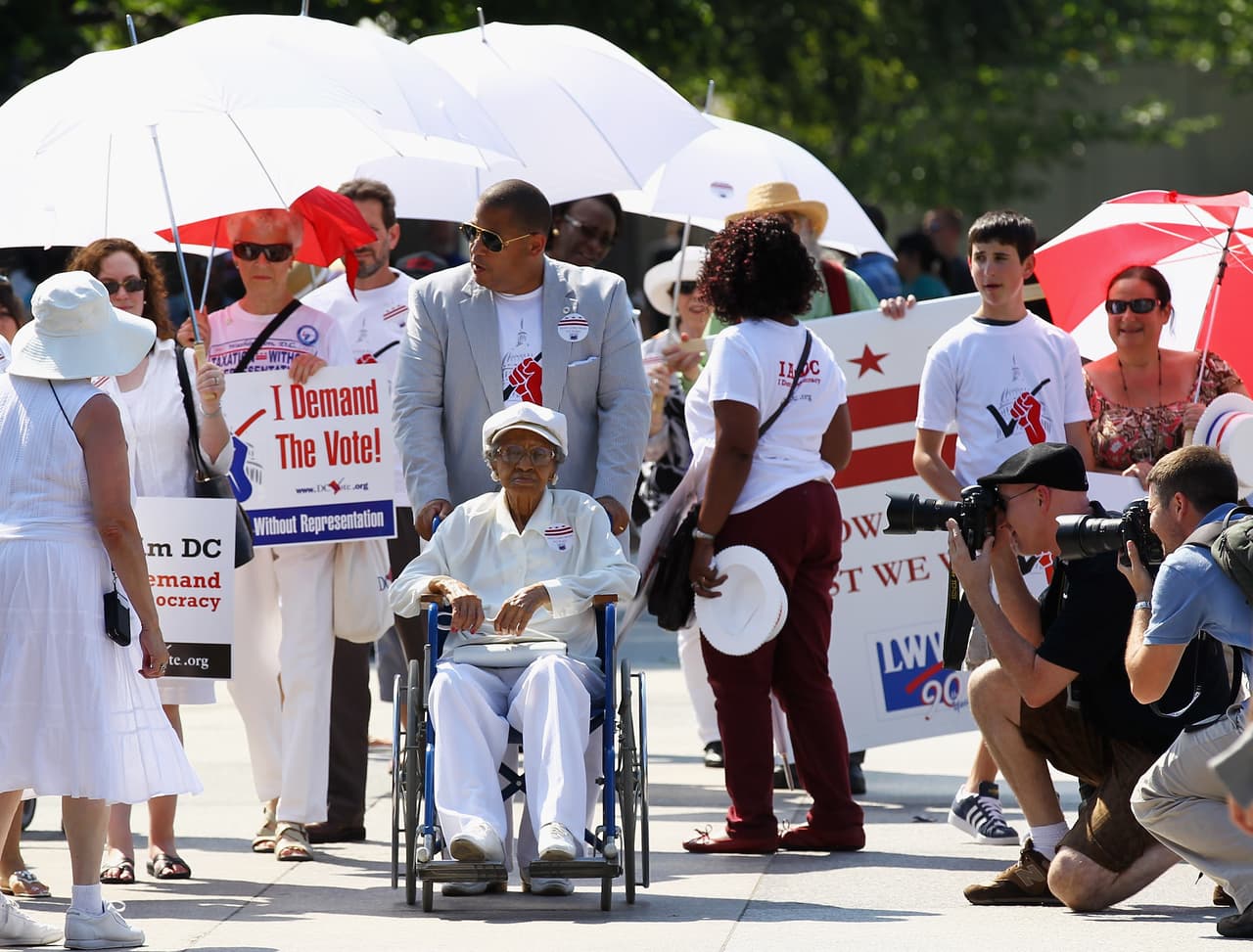 La profesora Melzetta Williams, de 102 años, marcha delante de la Casa Blanca con motivo del 90 aniversario de la ratificación de la enmienda en 2010.