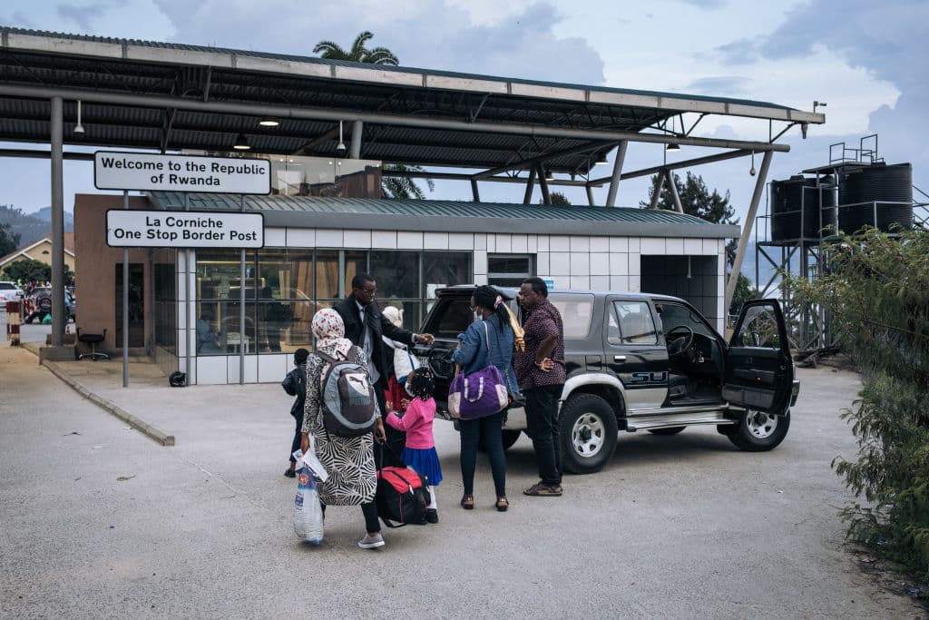Una familia congoleña que vive en Goma
<b>logró cruzar la frontera con Ruanda en el puesto fronterizo de Gisenyi</b> este viernes, 28 de mayo de 2021, cuando las autoridades congoleñas ordenaron la evacuación de la ciudad de Goma.