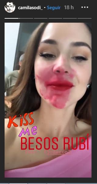 En otro clip, 
<b><a href="https://www.univision.com/novelas/novelas-show-temp/camila-sodi-confeso-como-supero-su-divorcio-con-diego-luna">la exesposa de Diego Luna</a></b> apareció con las huellas de lo que fue, según dijo, 
<b>un beso entre ella y José Ron</b>.