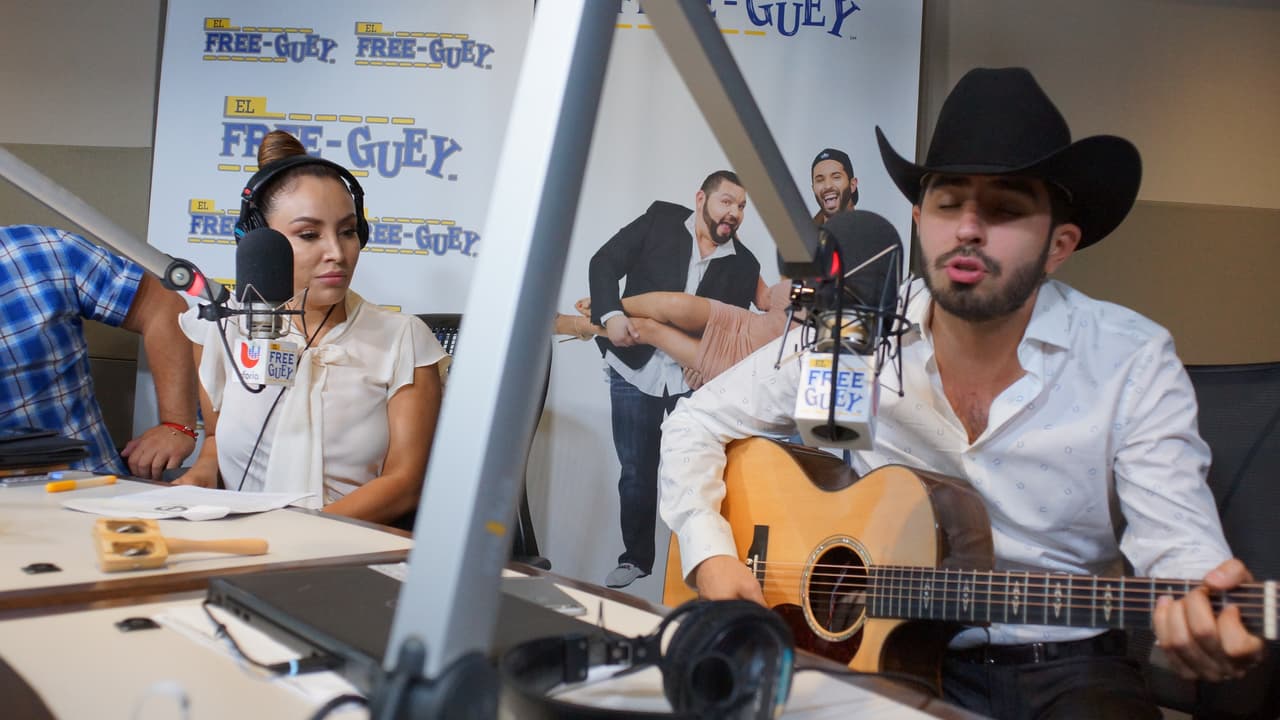 Joss Favela llegó con guitarra en mano a la cabina del Free-guey show y nos deleitó con su música.
