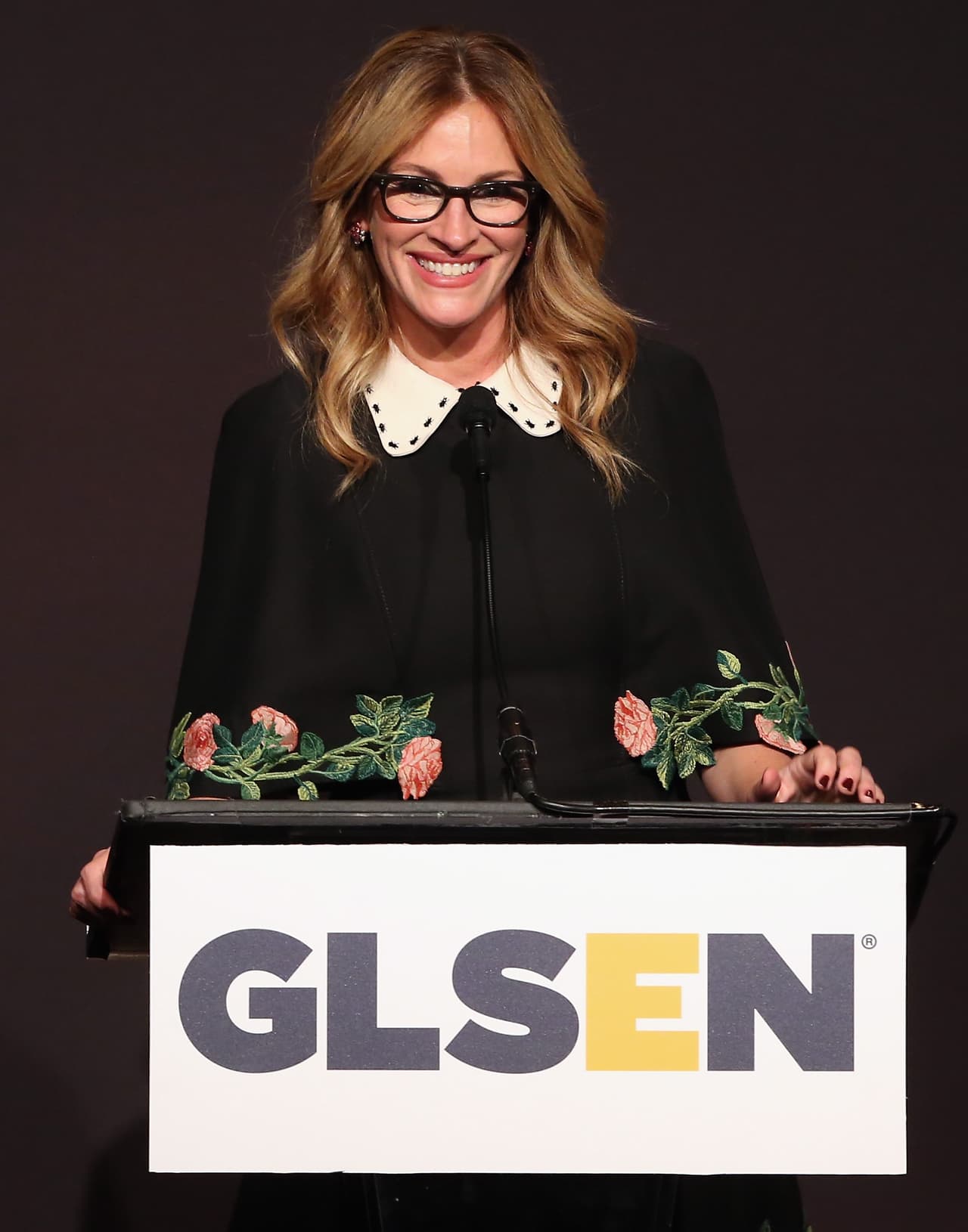 Varios famosos estuvieron a cargo de la entrega de premios en Los Angeles, como Julia Roberts.