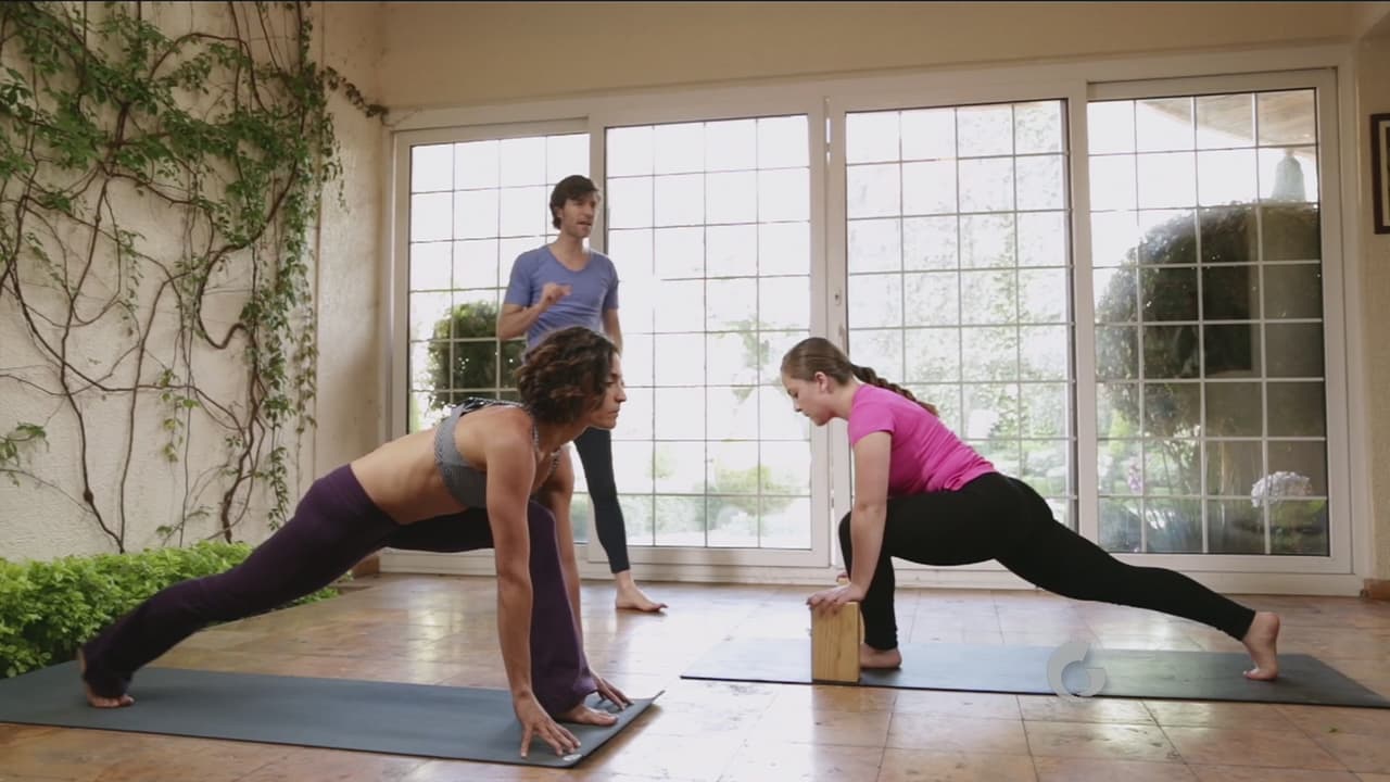 Toma la misma pose, con la pierna estirada, lo cual te permitirá hacer tus piernas más fuertes. Conecta las piernas hacia la pelvis.