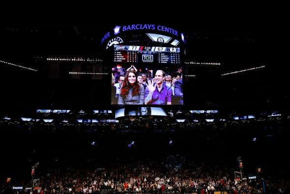 Las pantallas gigantes mostraron a la pareja real británica, lo que provocó la ovación de los presentes.