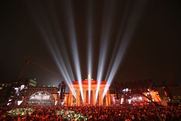 Uno de los momentos más emotivos fue cuando fuegos artificiales iluminaron la Puerta de Brandenburgo.