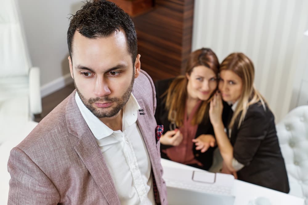 Según se vaya desarrollando este mes habrá a su vez cambios en el ambiente laboral, pero mientras no sean efectivos no te adelantes a los acontecimientos y evita comentarios con quienes podrían enredarte en alguna murmuración. Las primeras impresiones que recibes de otras personas relacionadas con un negocio te dirán mucho de su carácter ya que ahora tienes tu sexto sentido muy desarrollado al igual que tu intuición y percepción internas.