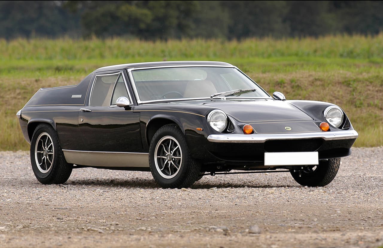 <b><u>Lotus Europa (1966-1975)</u></b>
<br>La nueva configuración con motor central marcó una nueva era de los carros de Grand Prix y no demoró en mostrar sus beneficios. A pesar de ello, muy pocos carros de producción ofrecían esa configuración. Chapman percibió una oportunidad para ofrecer uno relativamente económico que llamo ‘Lotus Europa’. 
<br>