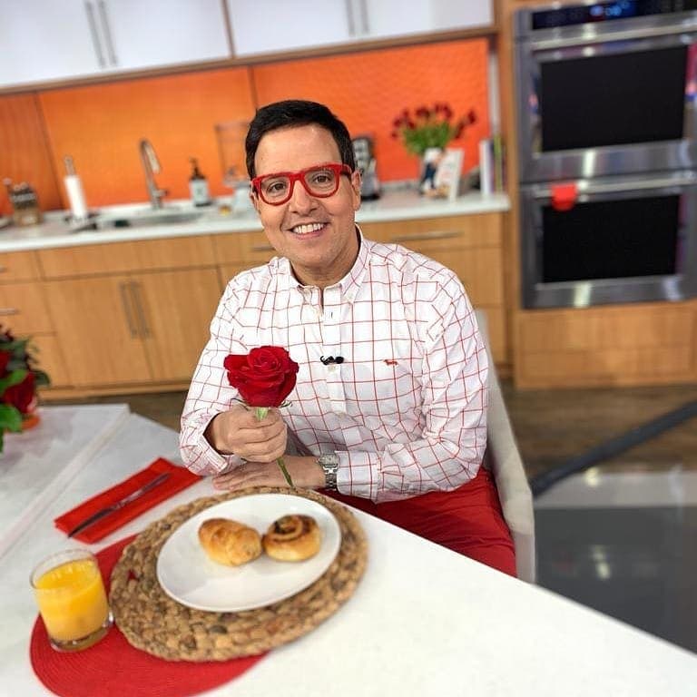 Y aunque no ha llegado la indicada para el corazón de Raúl González, el romanticismo no puede esperar.