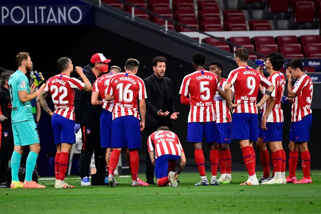 El Cholo Simeone aprovecha el tiempo de hidratación para darle observaciones a sus jugadores.