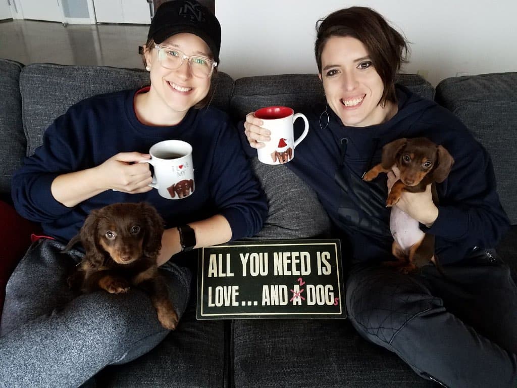 Mansfield ISD sostiene que la suspendió no se debió a sus pedidos sino que el asunto es si ha seguido las instrucciones del distrito para discutir asuntos "controversiales", de una manera "imparcial y objetiva".