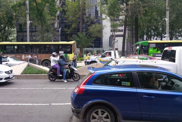 Otros automovilistas que no protestaban, tocaban el claxon al pasar por el punto, en señal de apoyo a los manifestantes.