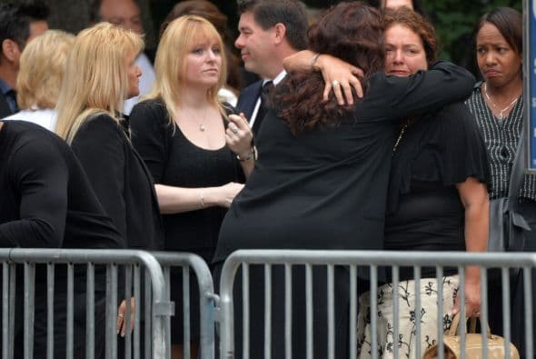 Familiares y amigos de James Gandolfini se dieron cita el día de hoy en la Catedral de San Juan el Divino, en Manhattan, para darle el último adiós al actor quien perdió la vida en Roma, Italia, mientras disfrutaba de unas vacaciones al lado de su hijo Michael. A la ceremonia asistieron poco más de 500 personas y sus amigoas más cercanos dedicaron palabras emotivas al actor de la serie “The Sopranos”. Aquí los videos más chismosos.