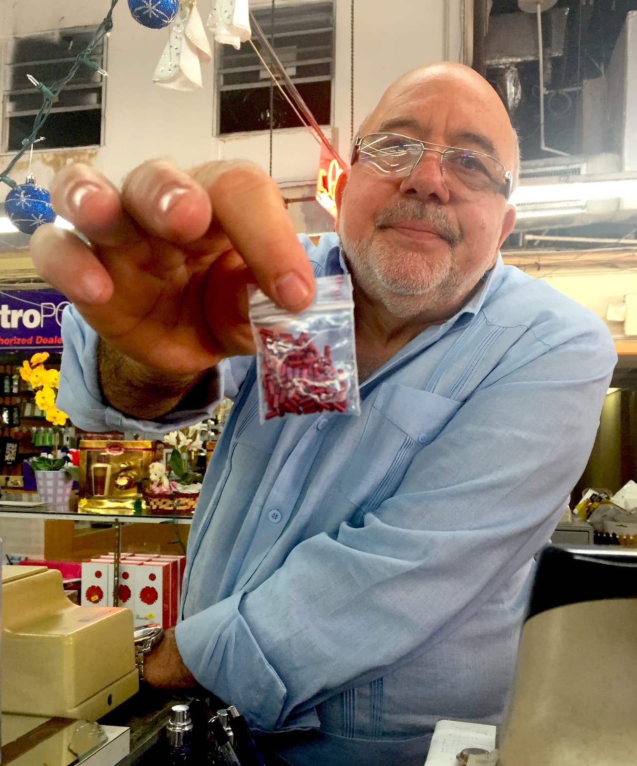 Una vez dentro, quienes quieren mandar ropa a Cuba encuentran todo lo que necesitan: desde sillas de ruedas a fósforos, como los que muestra Serafín Blanco.