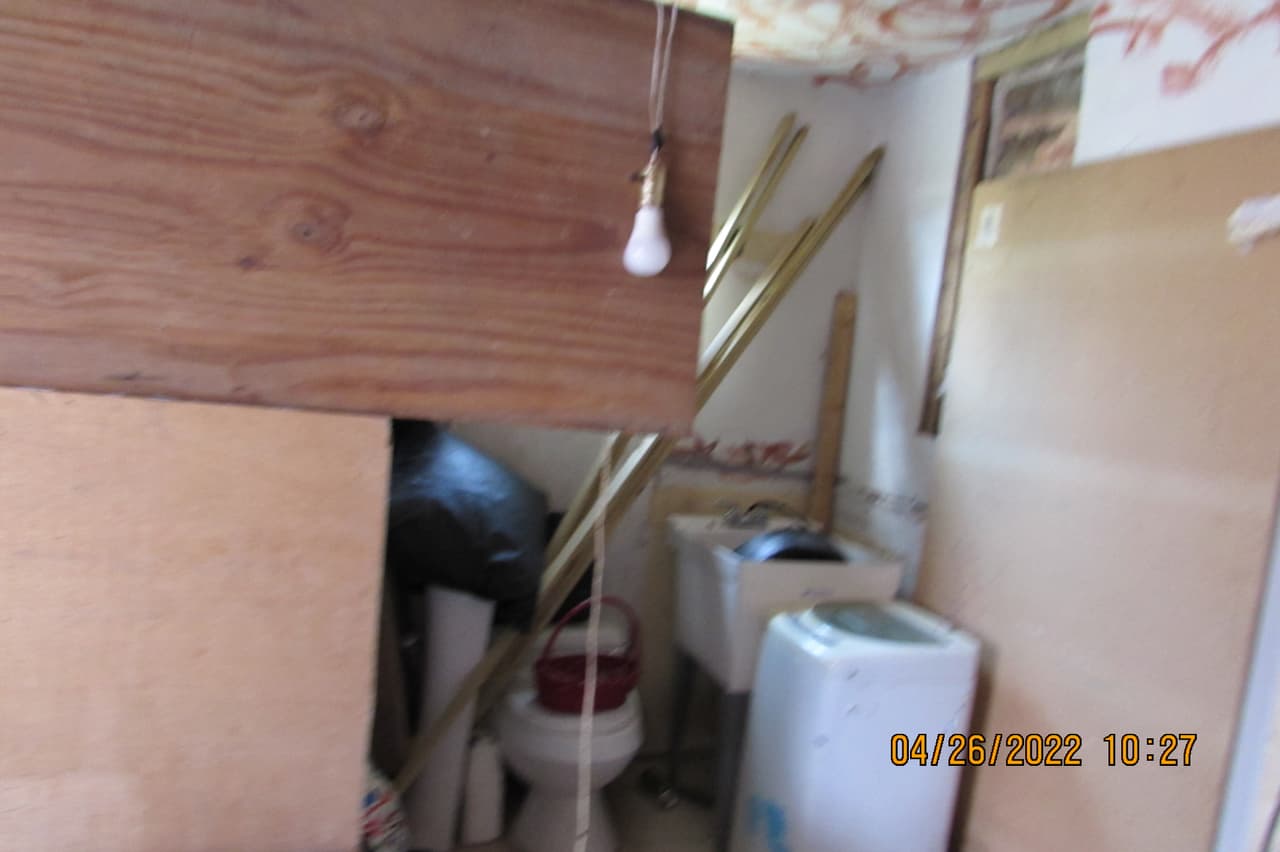 Una foto del baño, el cual 
<b>no tiene servicio de agua</b> según dijo la mujer, estaba sucio también y lleno de contenedores.