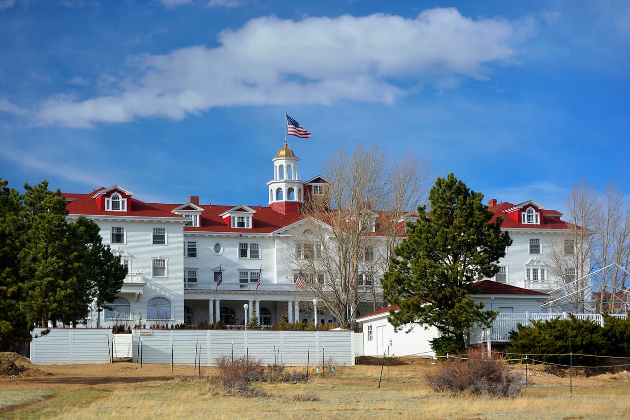 Tras un par de años de construcción, el Stanley Hotel fue inaugurado en 1909, con lujosas habitaciones dignas para los millonarios de la época. No obstante, no tenía calefacción (la cual fue instalada hasta 1983) y por ello, cerraba cada terrible invierno, justo como en la historia de 'The Shining'.