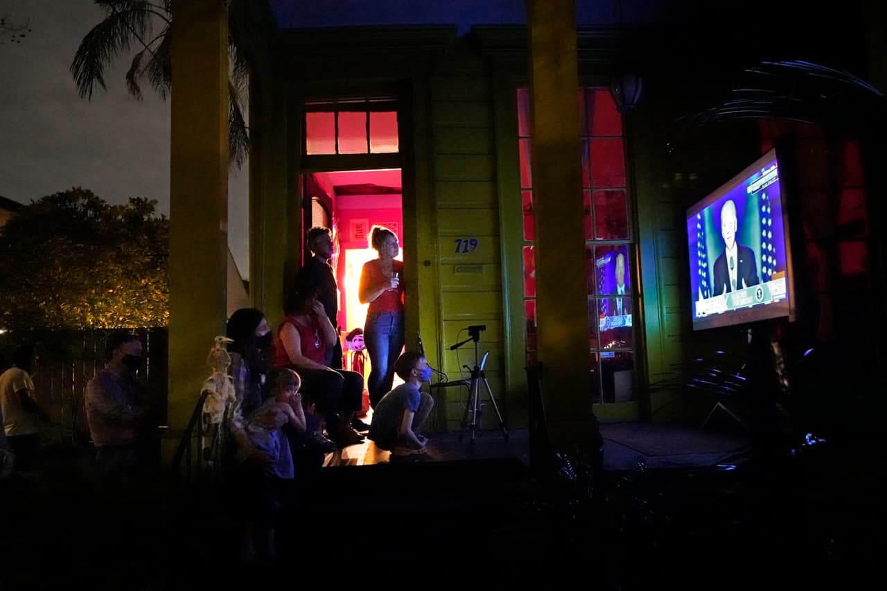 Una familia mira el discurso del presidente electo en Nueva Orleans, Louisiana.