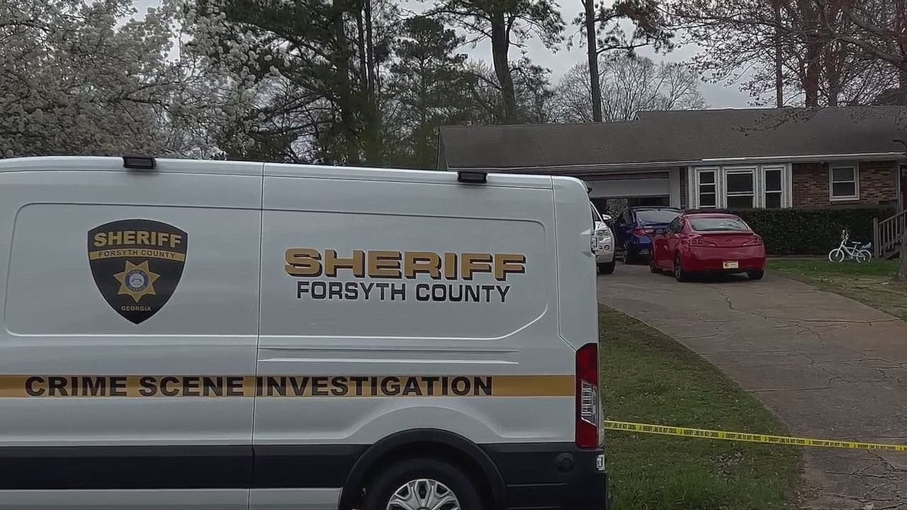 La mañana del jueves 10 de marzo, la Oficina del Alguacil del condado Forsyth publicó una foto de 
<a href="https://www.univision.com/local/atlanta-wuvg/buscan-a-juan-escalante-alarcon-sospechoso-de-dos-homicidios-en-forsyth" target="_blank">Juan Escalante Alarcón, un hombre de Norcross de 34 años que era buscado por el doble homicidio. </a>