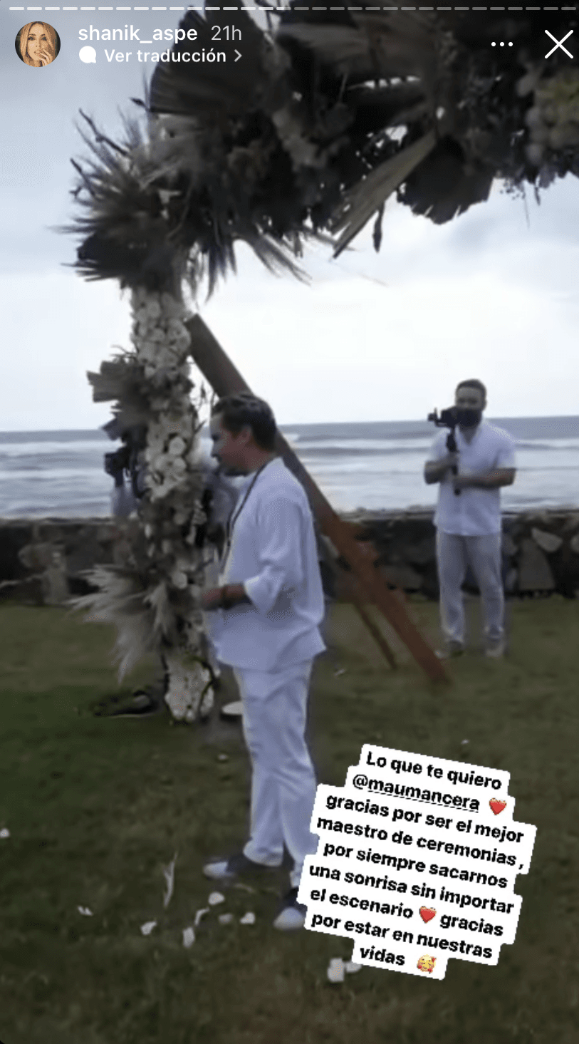 El reportero Mauricio Mancera, amigo cercano de la mexicana, fue el encargado de dirigir la 
<a href="https://www.univision.com/famosos/altair-jarabo-fotos-ineditas-boda">íntima ceremonia</a>.