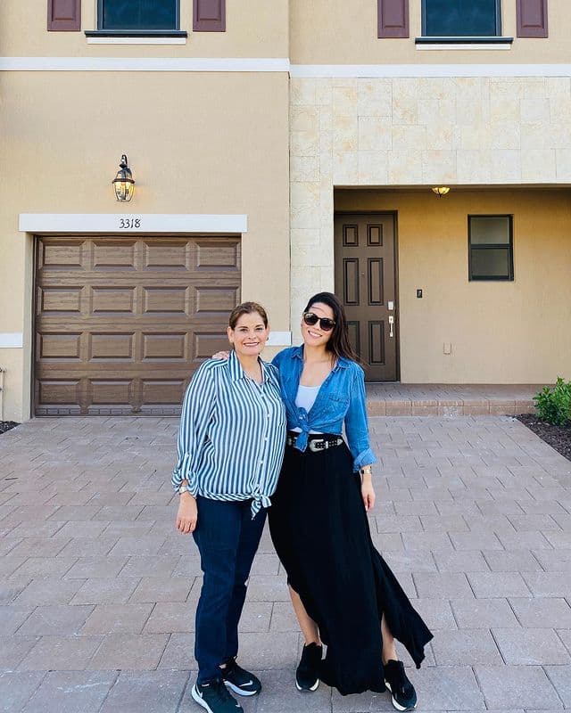 Aunque la contingencia sanitaria las separó el 10 de mayo, la conductora le dedicó un amoroso mensaje a su mamá. "Te amo, mami, nunca me cansaré de agradecerte que estés conmigo en los momentos más importantes de mi vida personal y profesional, porque mis logros son tus logros", escribió en Instagram.