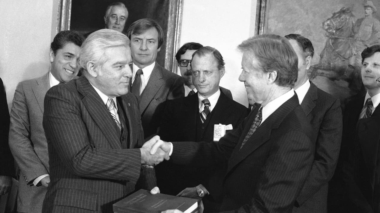 Exgobernador Carlos Romero Barceló es despedido en ceremonia en el Capitolio entre loas del PNP