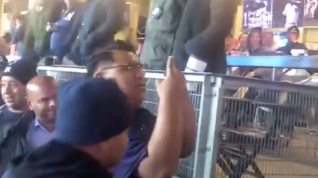 Los seguidores de los Astros fueron escoltados por un oficial de policía y un guardia de seguridad fuera de las gradas.