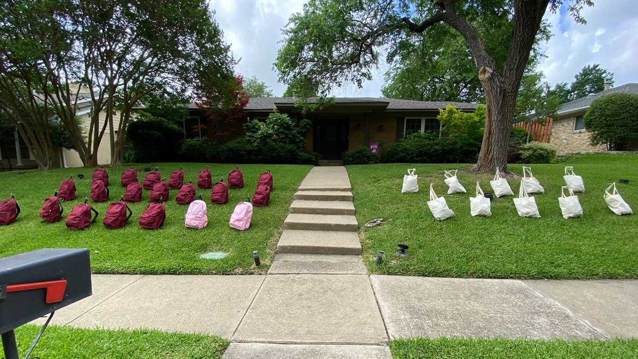 Esta familia texana pone 21 mochilas en su patio para honrar a víctimas de la masacre en Uvalde