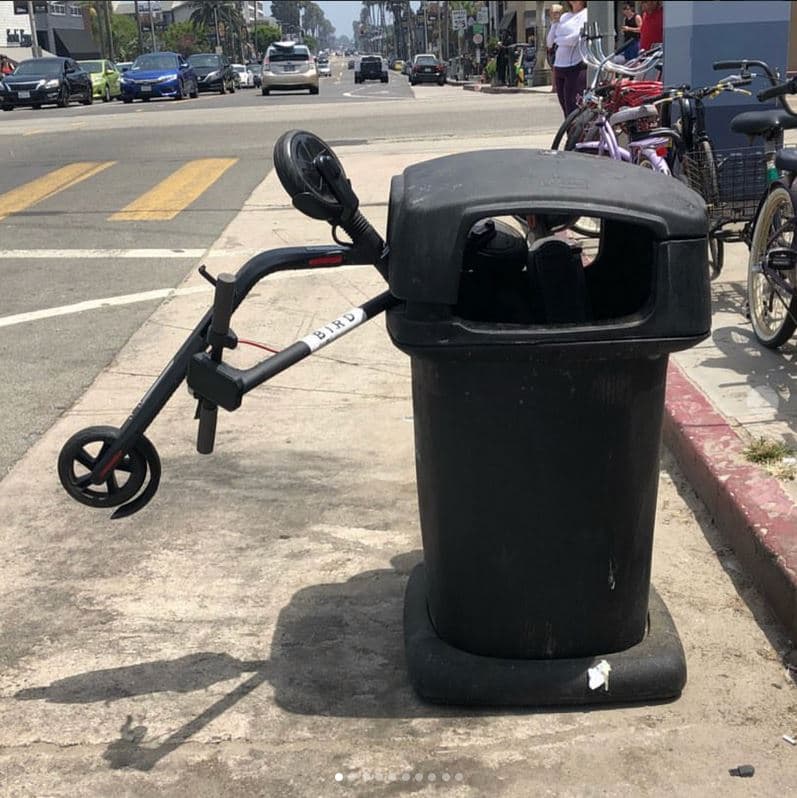 La población de California continúa manifestando su descontento con la invasión de estos scooters eléctricos.